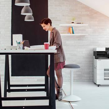 Skriv ut pålitligt och med hög kvalitet woman working in a modern office