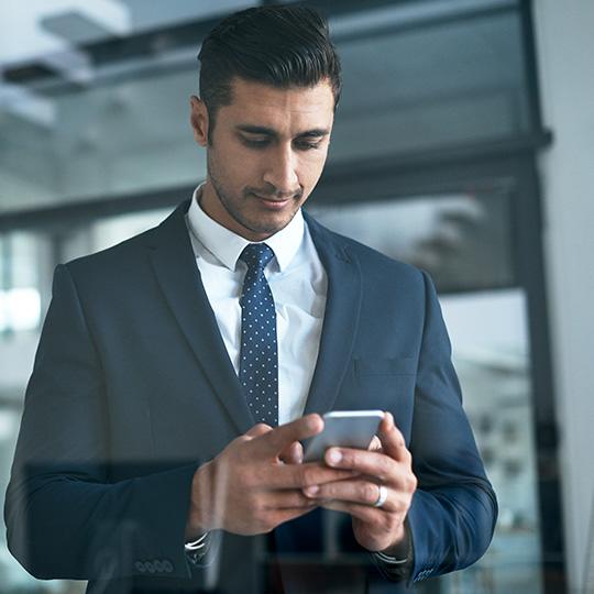 Datafångst är bara ett sätt att effektivisera processen businessman checking his phone