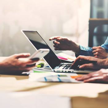 Lösningar som gör ert företag ännu mer effektivt close up of two people working on a computer