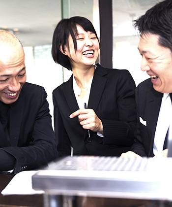 Förbättre förhållanden colleagues laughing in a meeting