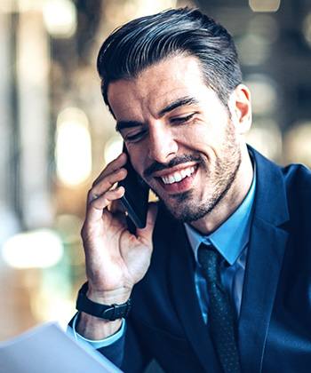 Optimera alla aspekter av försäljning businessman on the phone