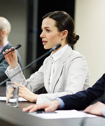 Ge tillgång till offentliga register businesswoman at a press conference
