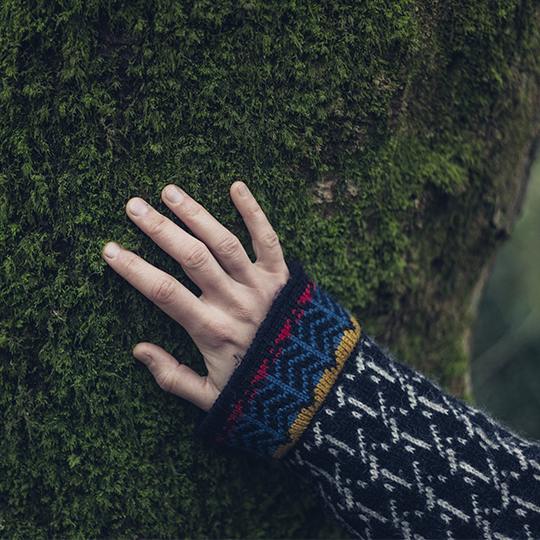 En hållbar framtid för kontorsutskrifter hand in a tree